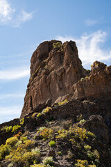 Ausblick auf kanarische Berglandschaft, Roque Nublo und Roque Bentayga bei strahlendem Sonnenschein...