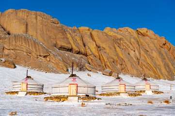 Ein Jurtencamp im Winter in der Mongolei