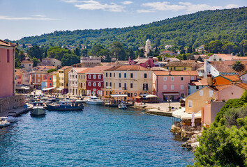 Fototapeta na wymiar view to the old town of veli losinj with harbour