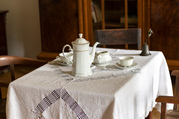 Stara porcelanowa zastawa do herbaty na wiejskim stole - obrazy, fototapety, plakaty