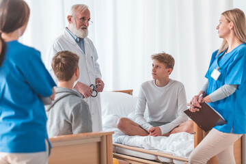 Obraz premium Profession doctors and helpful nurses with patients trying to find diagnose