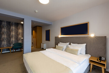 Fototapeta na wymiar Empty hotel bedroom interior with master bed