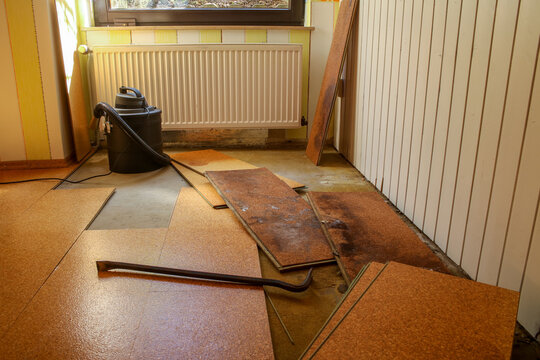 Wasser-Schaden im Keller mit Schimmel Boden