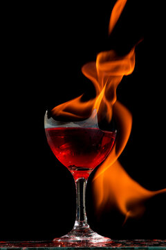 Liquido colorido misturado com fluido de isqueiro numa ta&ccedil;a em chamas onde est&aacute; sendo colocado predas de gelo para causar um choque t&eacute;rmico e gerar uma explos&atilde;o. 