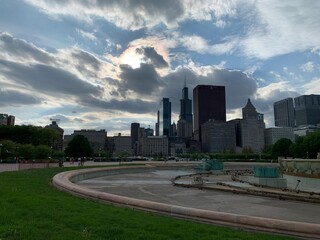 Obraz premium Chicago fountain with skyline in background