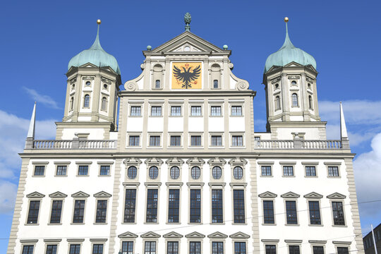 Das Augsburger Rathaus wurde im Renaissance Baustil von 1615 bis 1624 errichtet. Es ist heute das Wahrzeichen der Stadt Augsburg in Bayern.