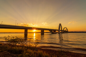 Ponte JK em Brasília com o pôr do sol.