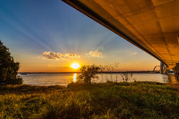 Pôr do sol visto debaixo da ponte JK em Brasília.