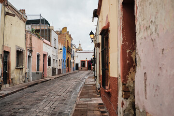 Fototapeta na wymiar Vista del Centro Histórico de Querétaro calles coloniales barrio de la cruz