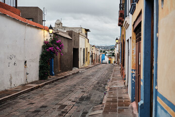 Fototapeta na wymiar Vista del Centro Histórico de Querétaro calles coloniales en el barrio de la cruz