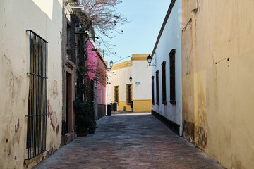 Fototapeta na wymiar Vista del Centro Histórico de Querétaro calles coloniales pequeño andador en el barrio de la cruz