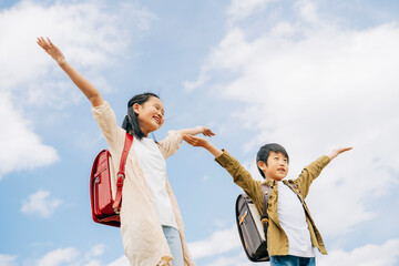 バンザイ・深呼吸する小学生
