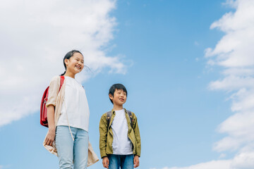 空と小学生
