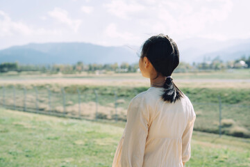 少女と風景（後ろ姿）
