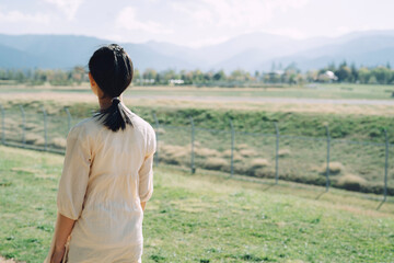 少女と風景（後ろ姿）
