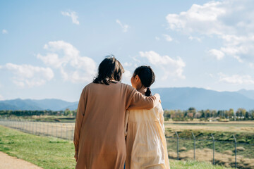 小学生の女の子とママ（上半身）
