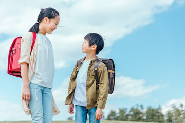 仲の良い小学生の姉弟
