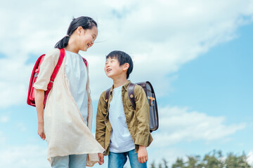 仲の良い小学生の姉弟
