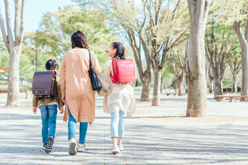 Fototapeta premium 公園を歩く親子（後ろ姿） 