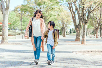 小学生の男の子とママ
