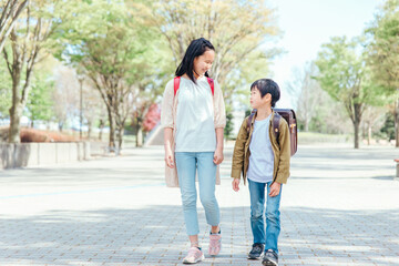 Obraz premium 通学・下校・話す小学生 