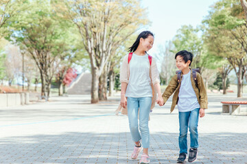 通学・下校・話す小学生
