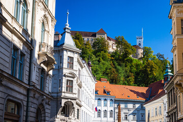 スロベニア　リュブリャナの旧市街から見上げるリュブリャナ城