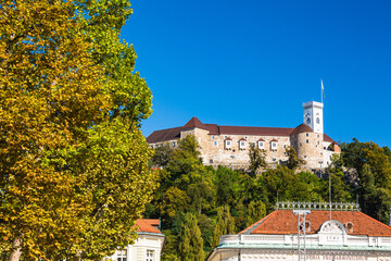 スロベニア　リュブリャナの旧市街から見上げるリュブリャナ城