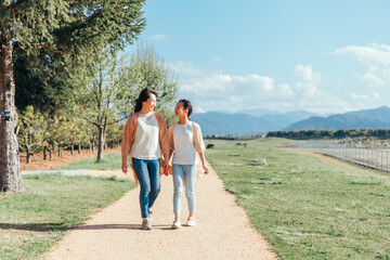 Fototapeta premium 道を歩く母娘 