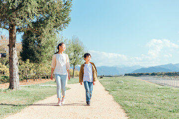 道を歩く小学生（全身）
