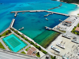 沖縄県島尻郡座間味村の慶良間諸島の阿嘉島をドローンで撮影した空撮写真 Aerial view of Aka Island in the Kerama Islands, Zamami Village, Shimajiri County, Okinawa Prefecture, taken with a drone.