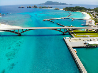 沖縄県島尻郡座間味村の慶良間諸島の阿嘉島をドローンで撮影した空撮写真 Aerial view of Aka Island in the Kerama Islands, Zamami Village, Shimajiri County, Okinawa Prefecture, taken with a drone.