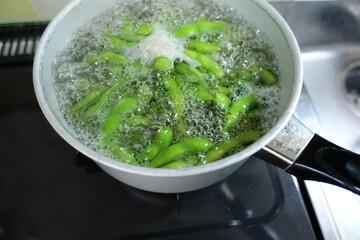 茹で調理してる枝豆