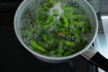 茹で調理してる枝豆アップ