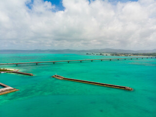 沖縄県国頭郡今帰仁村の古宇利島周辺の橋などをドローンで撮影した空撮写真 