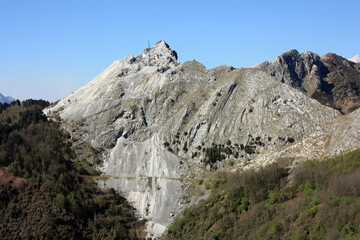 naturalistic spectacle of breathtaking views from the peaks of the Apuan Alps to the Tuscan Apennines