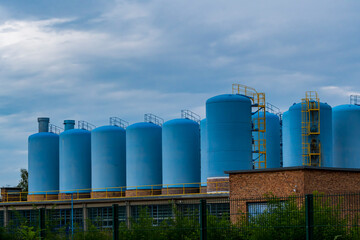 Blaue Silos in einem Industriegebiet