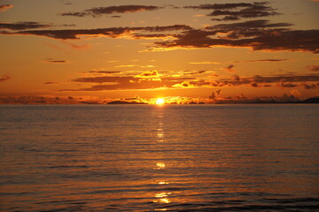 Obraz premium 海から昇る朝日