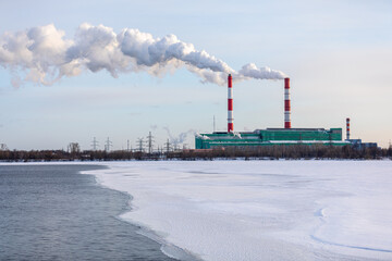 Obraz premium Air pollution from a natural gas and coal power plant. Emissions of harmful substances into the atmosphere. Traditional hydrocarbon energy. Electricity and heat production. Ecological concept.