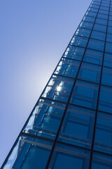 Fototapeta na wymiar 高層ビルのガラス窓を透過する太陽の光