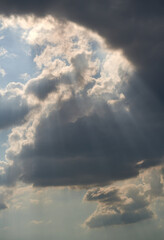 Obraz premium dramatic clouds float across the blue sky