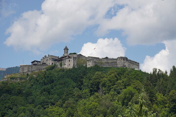 Fototapeta na wymiar Burg Landskron bei Villach mit Paragleitern