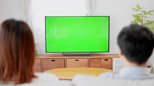 テレビを観る男女　クロマキー合成イメージ