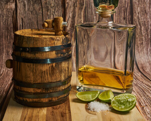 Como tomar un trago de tequila en México con su limón y sal con la botella de tequila y un barril...