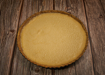 Pastel de queso crema sobre una superficie de madera