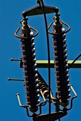 Izolator ceramiczny na słupie elektrycznym wysokiego napięcia. Ceramic isolator on a high voltage...