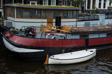 Fototapeta na wymiar boat on the river Amstel in Amsterdam