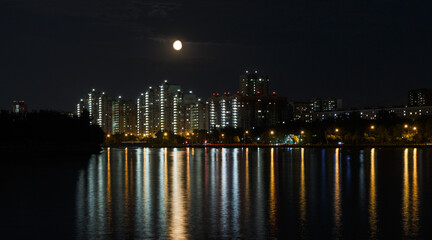 Obraz premium Night view of Moscow river in southern part of Moscow. Moon, reflections in water