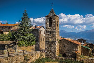 Kirche in einem Dorf in den Pyrenäen