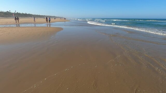 Strolling along the Barrosa beach, in Sancti Petri, at low tide